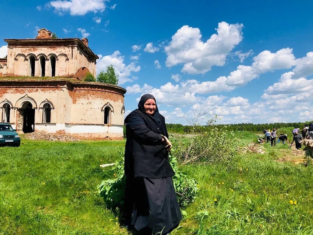 В старинном храме под Каслями провели субботник