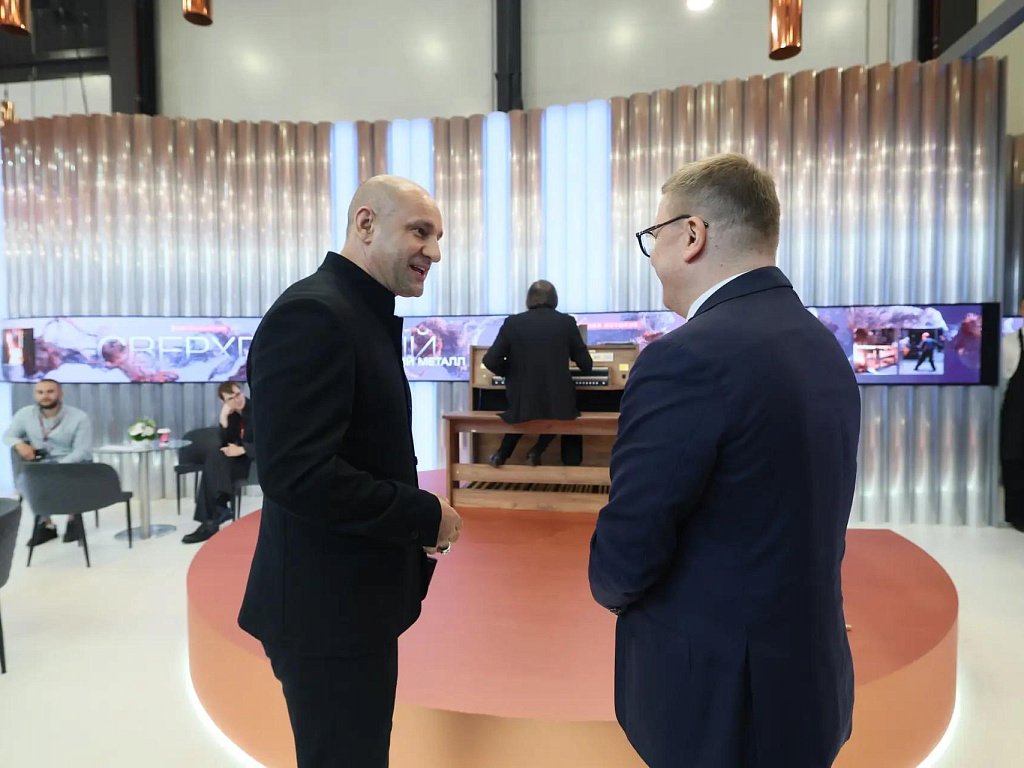 Полпред Артем Жога посетил стенд Челябинской области на ПМЭФ‑2026