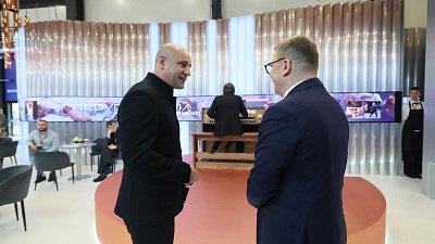 Полпред Артем Жога посетил стенд Челябинской области на ПМЭФ‑2026
