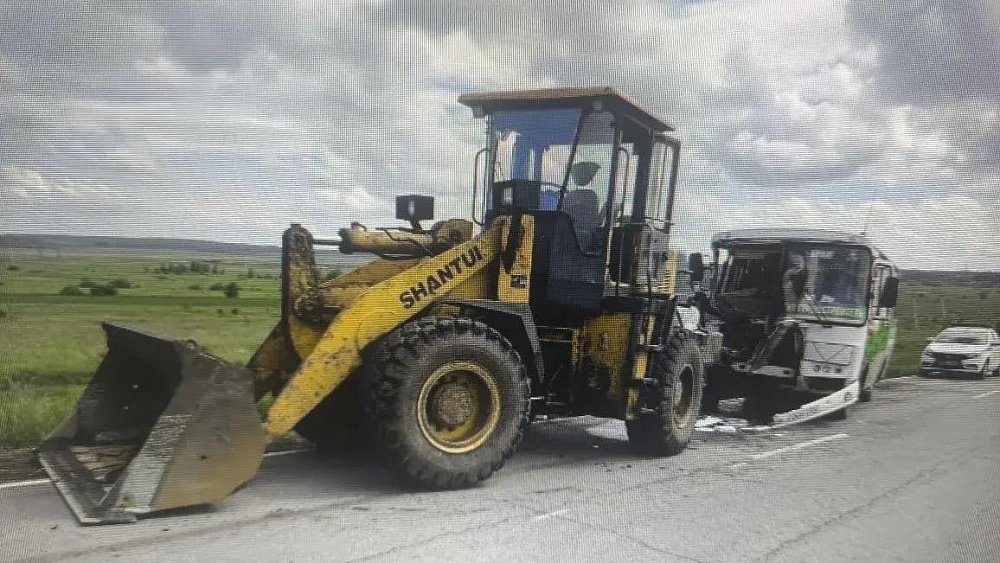 Под Челябинском автобус с садоводами въехал в трактор
