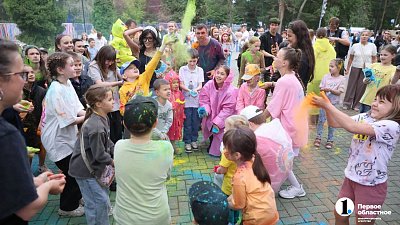 В Челябинске с красками и музыкой прошел фестиваль мороженого «Единорожка»