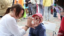 В Челябинске с красками и музыкой прошел фестиваль мороженого «Единорожок»