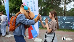 В Челябинске с красками и музыкой прошел фестиваль мороженого «Единорожок»