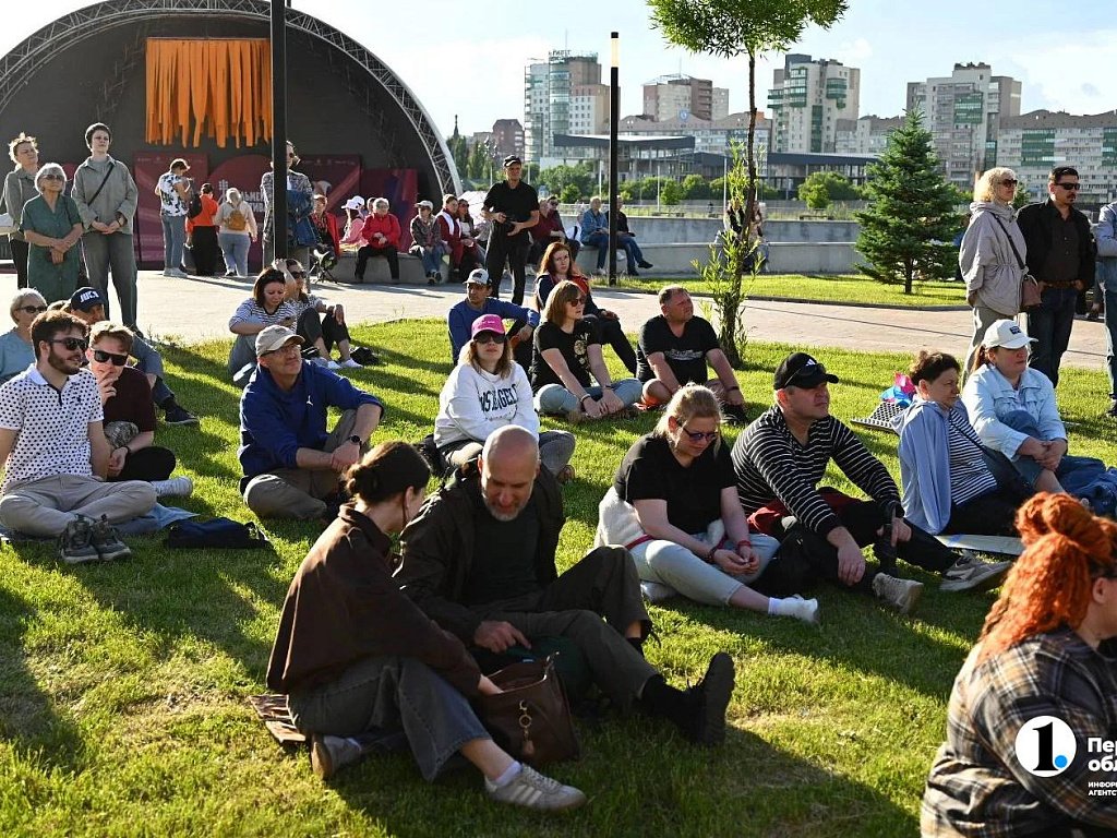Поют все: на набережной в Челябинске гремит 50-й юбилейный Ильменский фестиваль