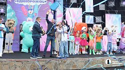 В Челябинске с красками и музыкой прошел фестиваль мороженого «Единорожок»