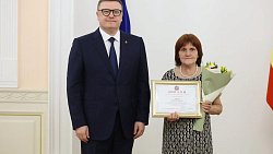 Алексей Текслер наградил 48 работников соцзащиты Челябинской области