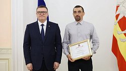 Алексей Текслер наградил 48 работников соцзащиты Челябинской области