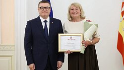 Алексей Текслер наградил 48 работников соцзащиты Челябинской области