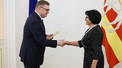 Алексей Текслер наградил 48 работников соцзащиты Челябинской области