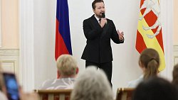 Алексей Текслер наградил 48 работников соцзащиты Челябинской области
