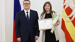 Алексей Текслер наградил 48 работников соцзащиты Челябинской области