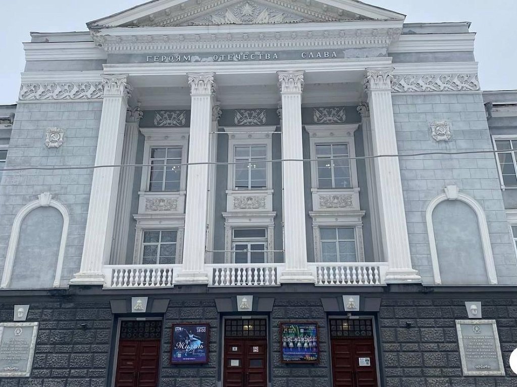 В Златоусте открыли обновленный сквер и амфитеатр у ДК «Металлург»