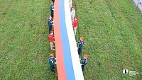 На трассе М‑5 под Челябинском ко Дню России развернули 100‑метровый флаг
