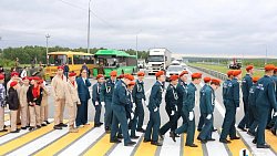На трассе М‑5 под Челябинском ко Дню России развернули 100‑метровый флаг