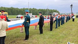 На трассе М‑5 под Челябинском ко Дню России развернули 100‑метровый флаг