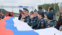На трассе М‑5 под Челябинском ко Дню России развернули 100‑метровый флаг
