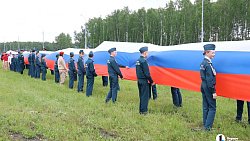 На трассе М‑5 под Челябинском ко Дню России развернули 100‑метровый флаг