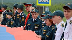 На трассе М‑5 под Челябинском ко Дню России развернули 100‑метровый флаг