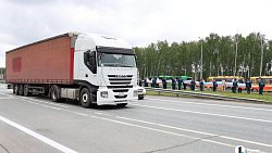 На трассе М‑5 под Челябинском ко Дню России развернули 100‑метровый флаг