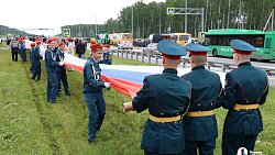 На трассе М‑5 под Челябинском ко Дню России развернули 100‑метровый флаг