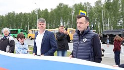 На трассе М‑5 под Челябинском ко Дню России развернули 100‑метровый флаг