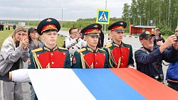 На трассе М‑5 под Челябинском ко Дню России развернули 100‑метровый флаг