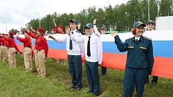 На трассе М‑5 под Челябинском ко Дню России развернули 100‑метровый флаг