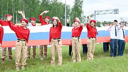 На трассе М‑5 под Челябинском ко Дню России развернули 100‑метровый флаг