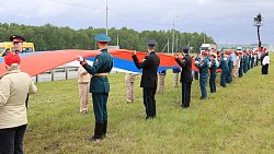 На трассе М‑5 под Челябинском ко Дню России развернули 100‑метровый флаг