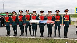 На трассе М‑5 под Челябинском ко Дню России развернули 100‑метровый флаг