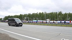 На трассе М‑5 под Челябинском ко Дню России развернули 100‑метровый флаг