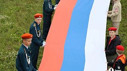 На трассе М‑5 под Челябинском ко Дню России развернули 100‑метровый флаг