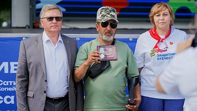 На фестивале «Челябинская область — большая семья» вручили медаль бойцу СВО