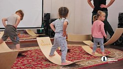 Лиса с тремя щенками поселилась на площадке дома малютки в Челябинске