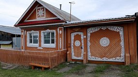 В Нязепетровске местный житель делает резные наличники