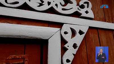 Мастер из Нязепетровска украшает дом наличниками