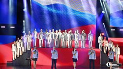 В День России в Челябинске выступил артист Дмитрий Харатьян