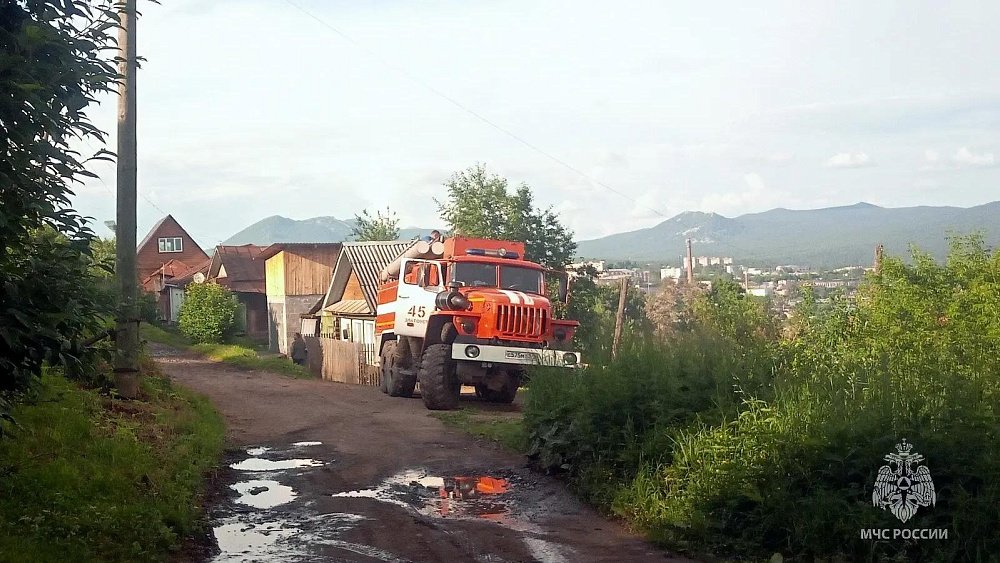 Два человека погибли при обрушении кровли частного дома в Златоусте