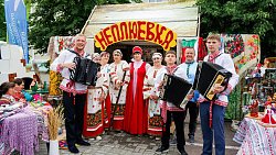 В Карталах супружеским парам вручили семь медалей «Семейное счастье»