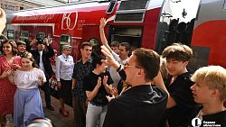 Челябинский вокзал превратился в театр под открытым небом