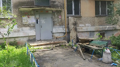 Две бетонных плиты упали с крыши жилой пятиэтажки в Челябинске