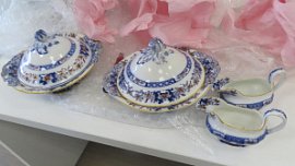 Челябинская таможня оформила посылку со старинной посудой из Европы