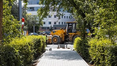 В Челябинске обновляют сквер, пешеходную зону и строят площадку для собак