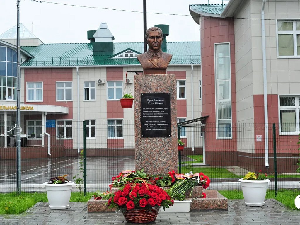 В Кунашаке открыли памятник поэту-фронтовику Мусе Джалилю