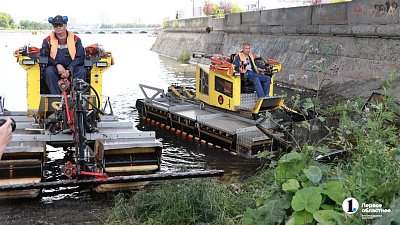 На Миассе в Челябинске убирают водоросли с 400 тысяч «квадратов»