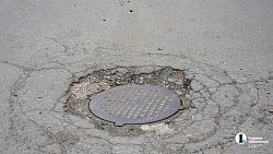 Незрячая из Челябинска провалилась в открытый люк в центре города