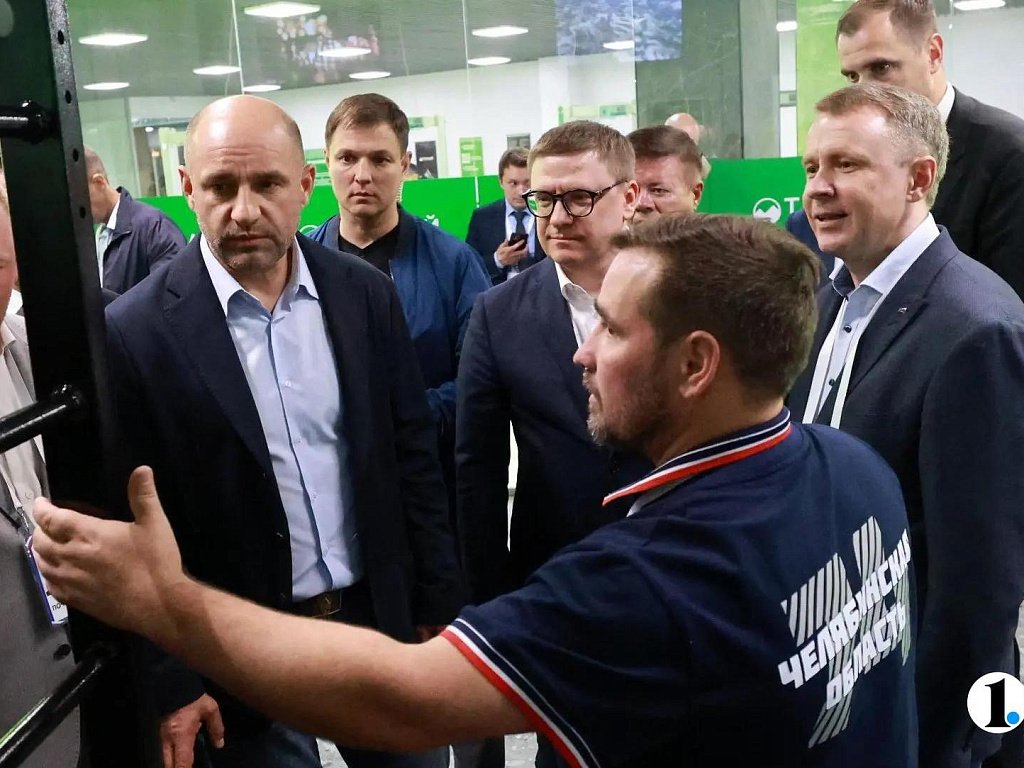 Артем Жога и Алексей Текслер осмотрели южноуральские тренажеры и макет «Арены Челябинск»
