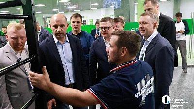 Артем Жога и Алексей Текслер осмотрели южноуральские тренажеры и макет «Арены Челябинск»