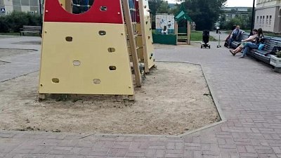 Трехлетняя девочка получила травмы головы после наезда самокатчика в Усть-Катаве