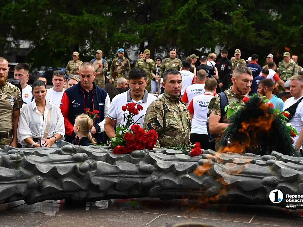 Участники Кубка защитников Отечества возложили цветы к Вечному огню в Челябинске
